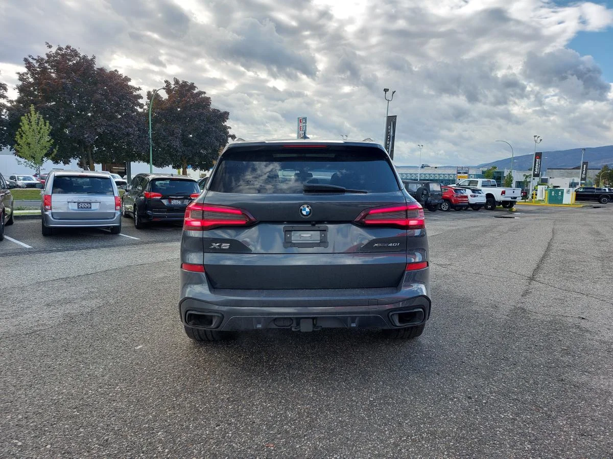 Used 2022 Blue BMW xDrive40i Sports Activity Vehicle image 7