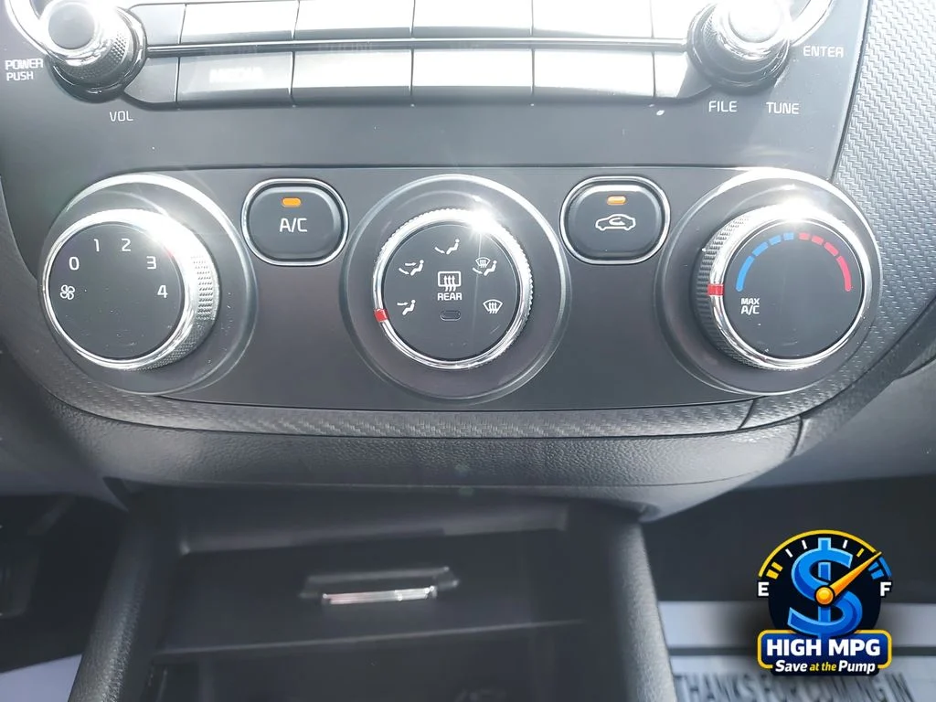 Used 2017 Black Kia S image 19