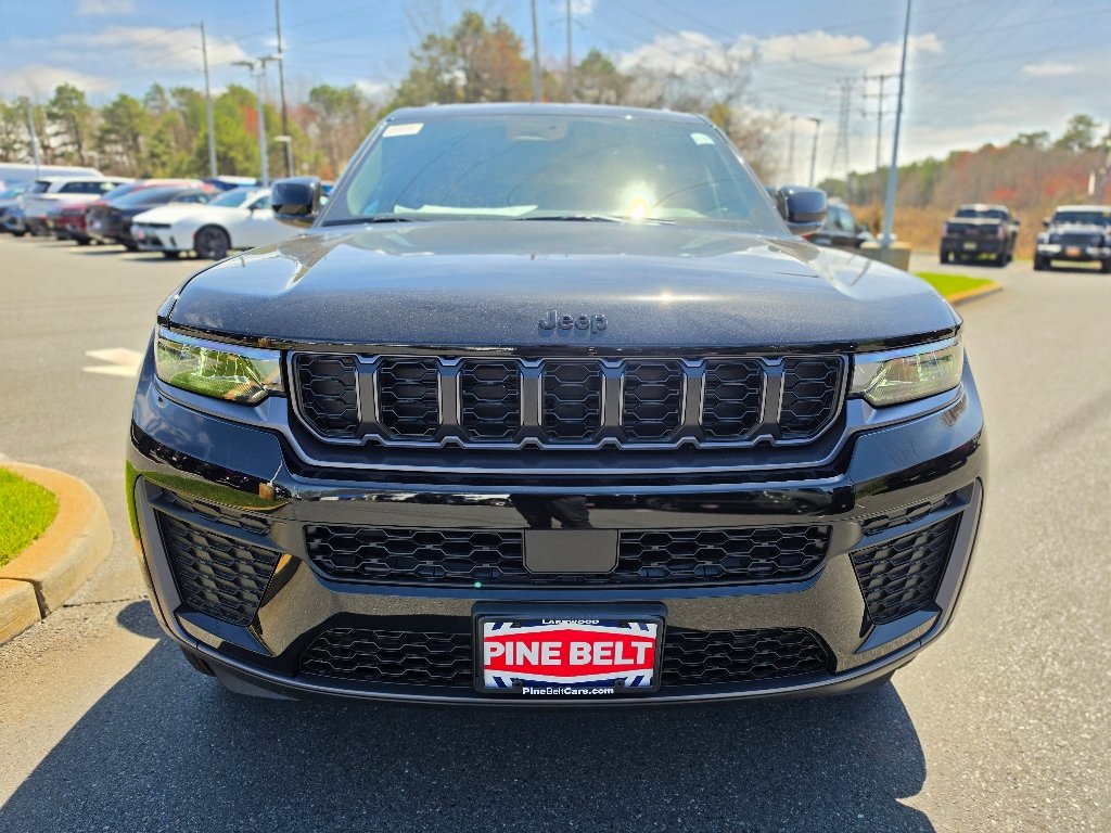 New 2026 Diamond Black Crystal Pearl-Coat Exterior Paint Jeep Altitude image 7