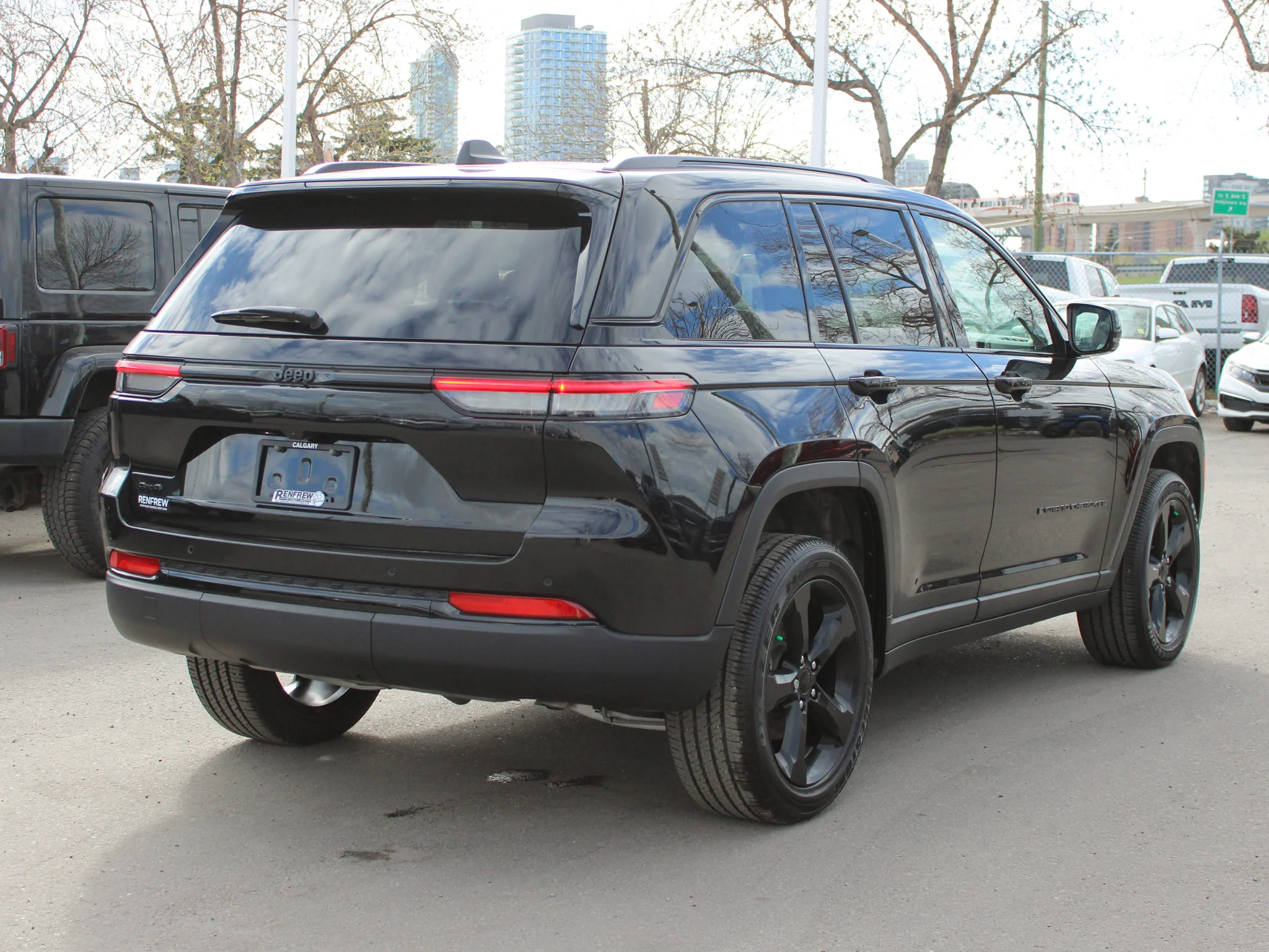 Certified Used 2025 Black Jeep Altitude * V6 | Heated Seats | Trailer Tow Package  | Wireless Charger | Sunroof | Adaptive Cruise image 16