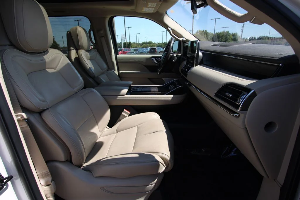 Used 2019 White Platinum Tri-Coat Metallic Lincoln Reserve image 8