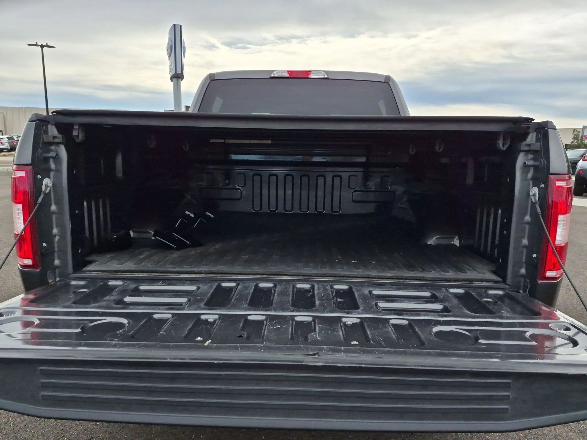 Used 2019 Magnetic Metallic Ford XL image 6