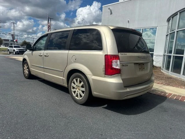 Used 2013 Beige Chrysler Touring image 9