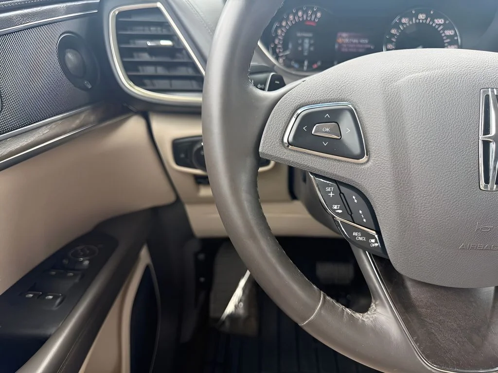 Used 2018 Red Lincoln Reserve image 16