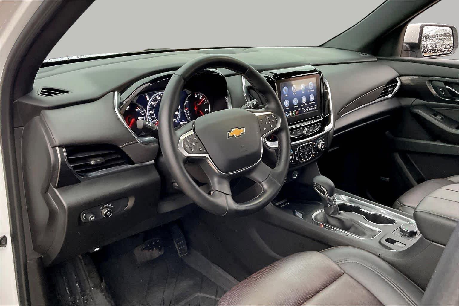 Used 2023 Iridescent Pearl Tricoat Chevrolet High Country image 17