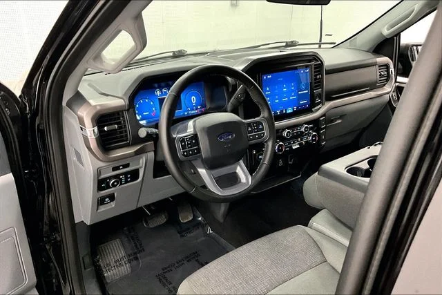Used 2025 Agate Black Metallic Ford XLT image 15