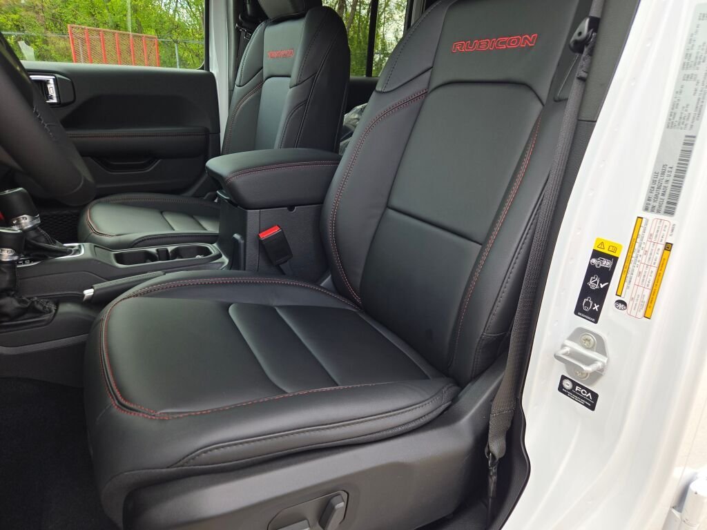 New 2026 Bright White Clear-Coat Exterior Paint Jeep Rubicon X image 22