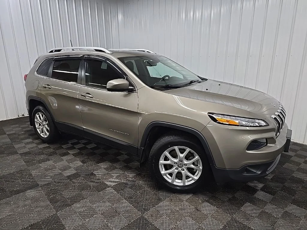 Used 2016 Beige Jeep Latitude image 9