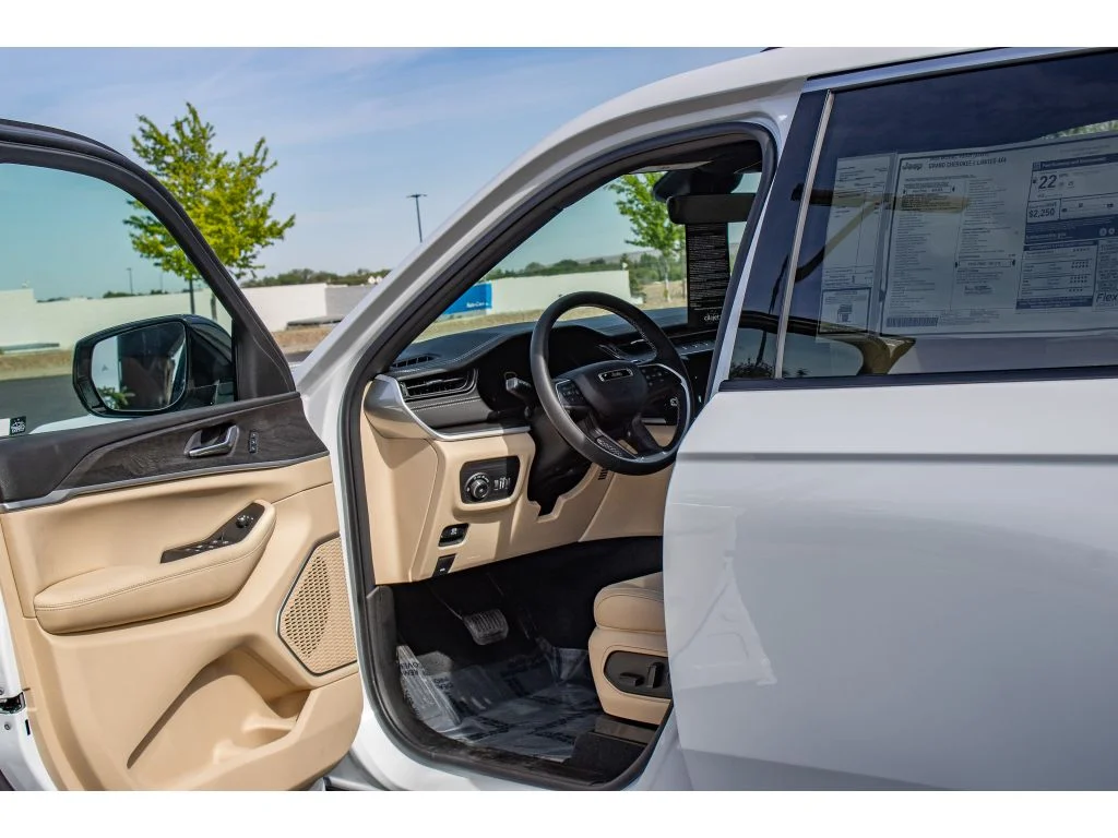 New 2026 Bright White Clear-Coat Exterior Paint Jeep Limited image 29