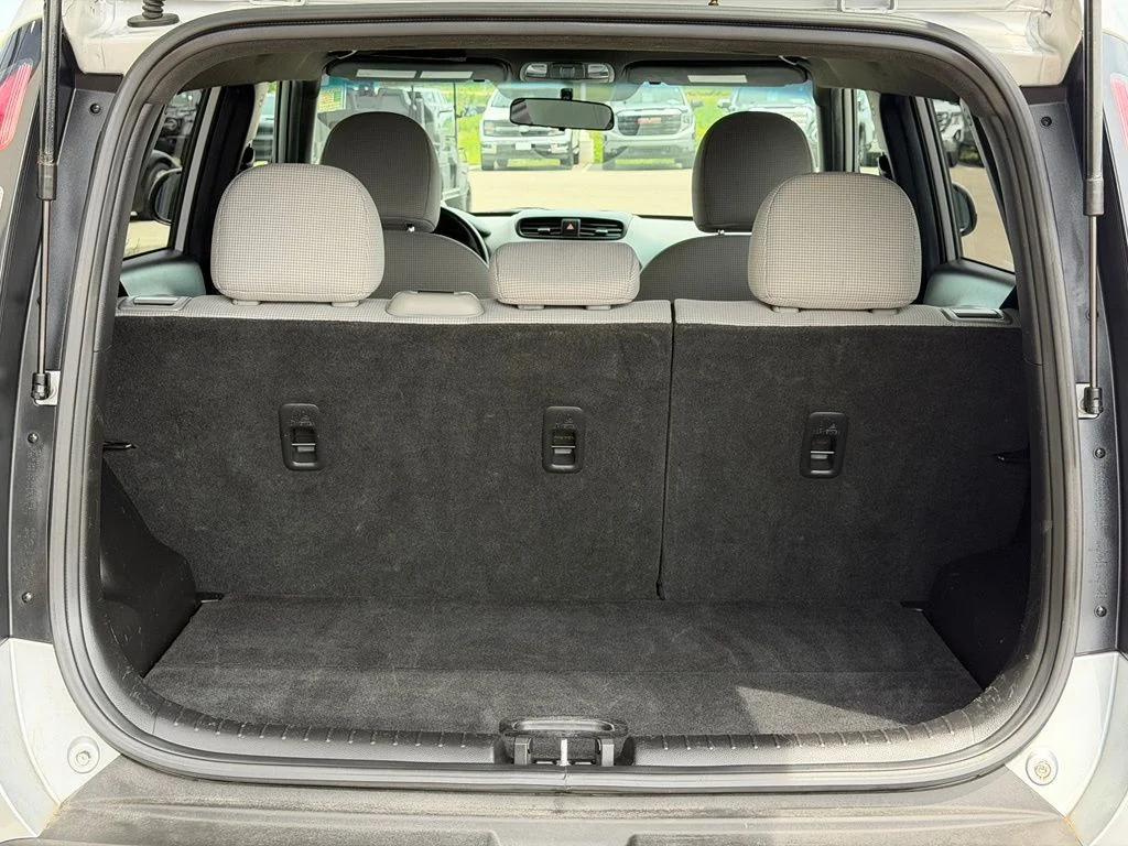 Used 2016 Silver Kia Base image 9