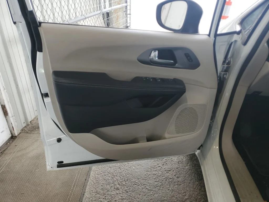 2023 Chrysler Pacifica Touring L - Photo 6