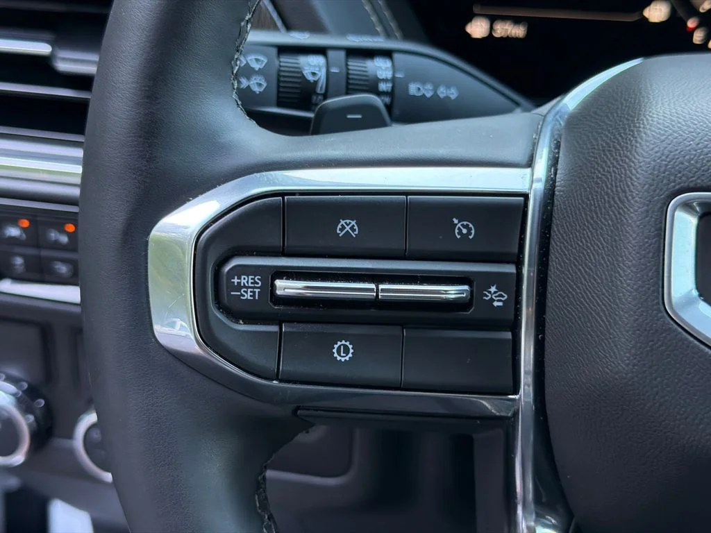 Used 2025 White GMC Elevation image 25