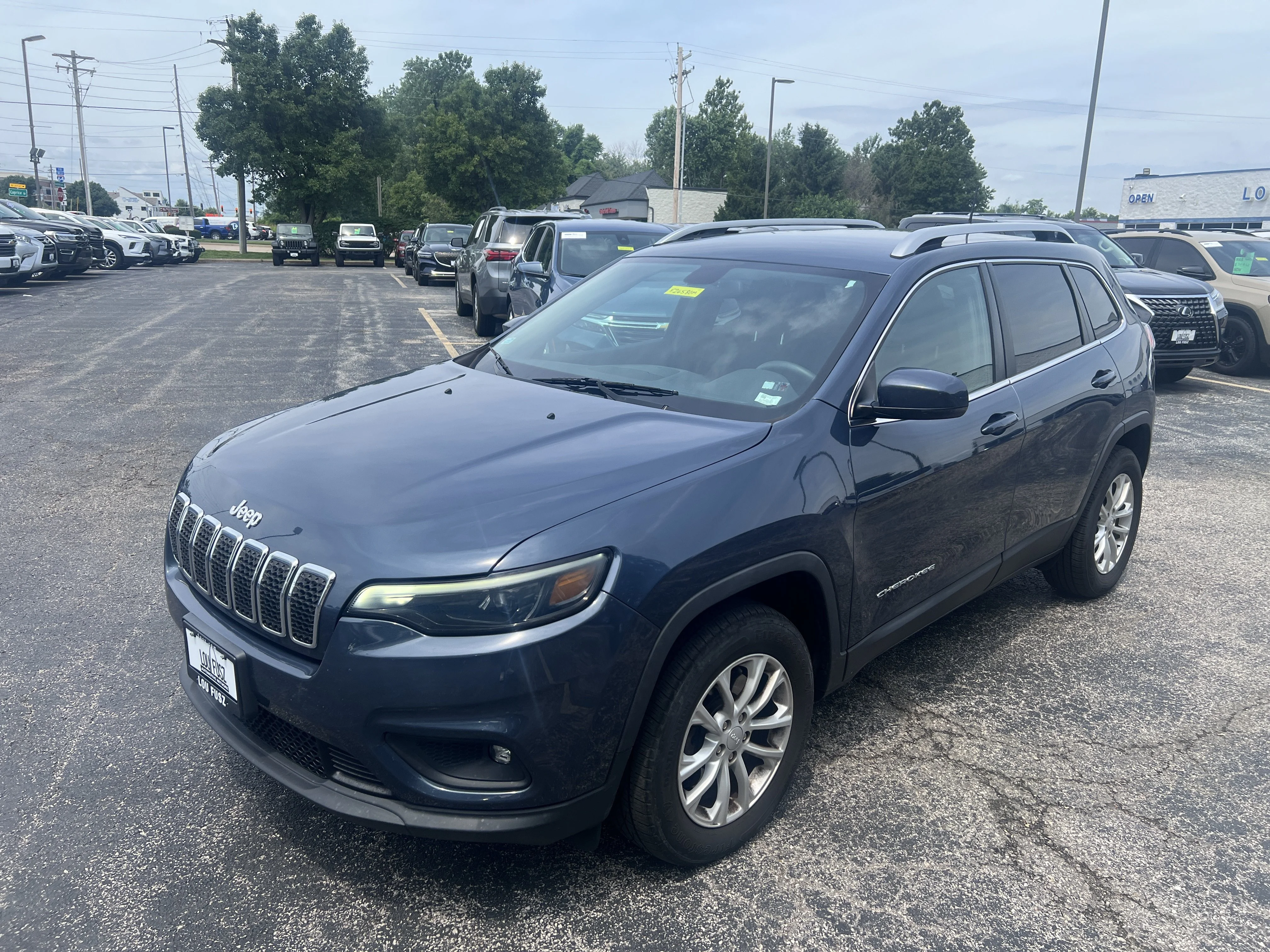 Used 2019 Blue Shade Pearlcoat Jeep Latitude image 4
