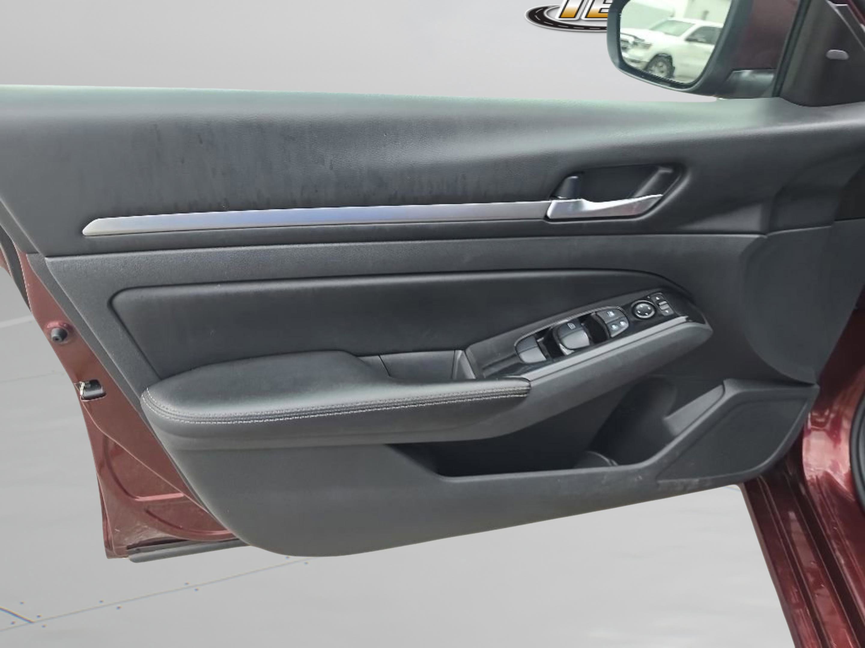 Used 2023 Red/red Nissan 2.5 SV image 12
