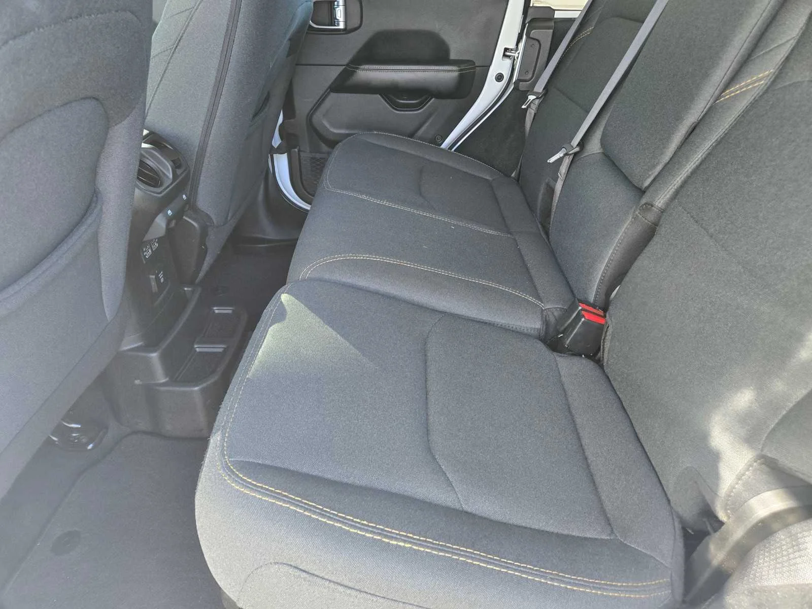 Used 2024  Jeep Sahara image 14