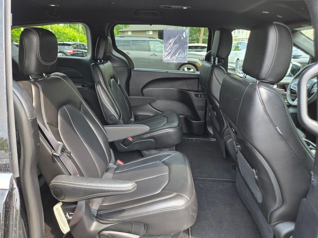 Used 2025 Diamond Black Crystal Pearlcoat Chrysler Select image 12