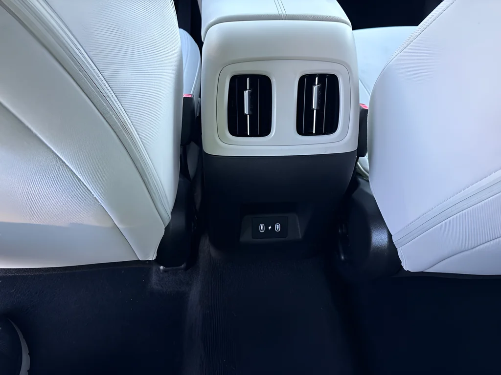 Used 2025 Green Hyundai SEL image 21