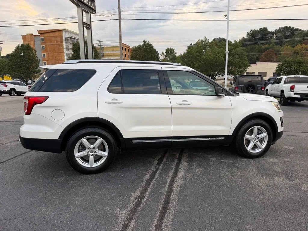 Used 2016 White Ford XLT image 9