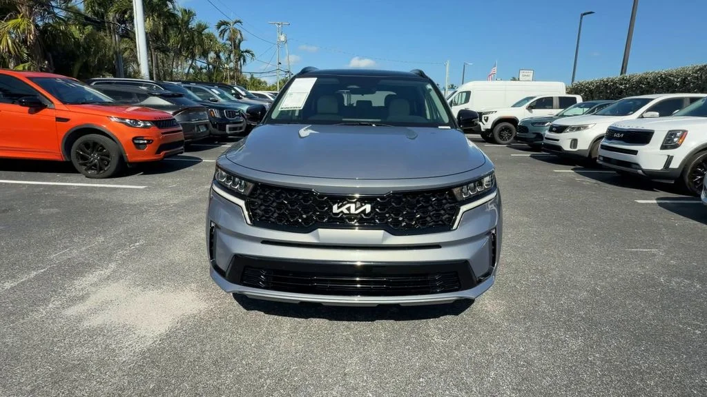 Used 2023 Silver Kia S image 3