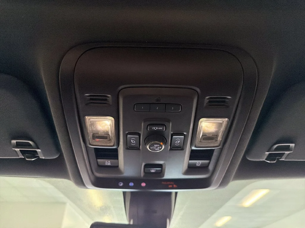 Used 2022 White GMC SLT image 18