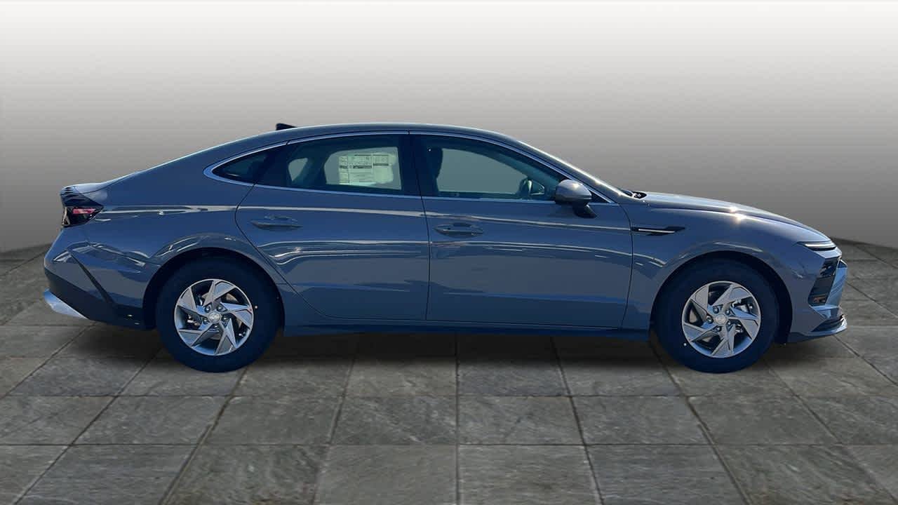 New 2026 Transmission Blue Hyundai SE image 4