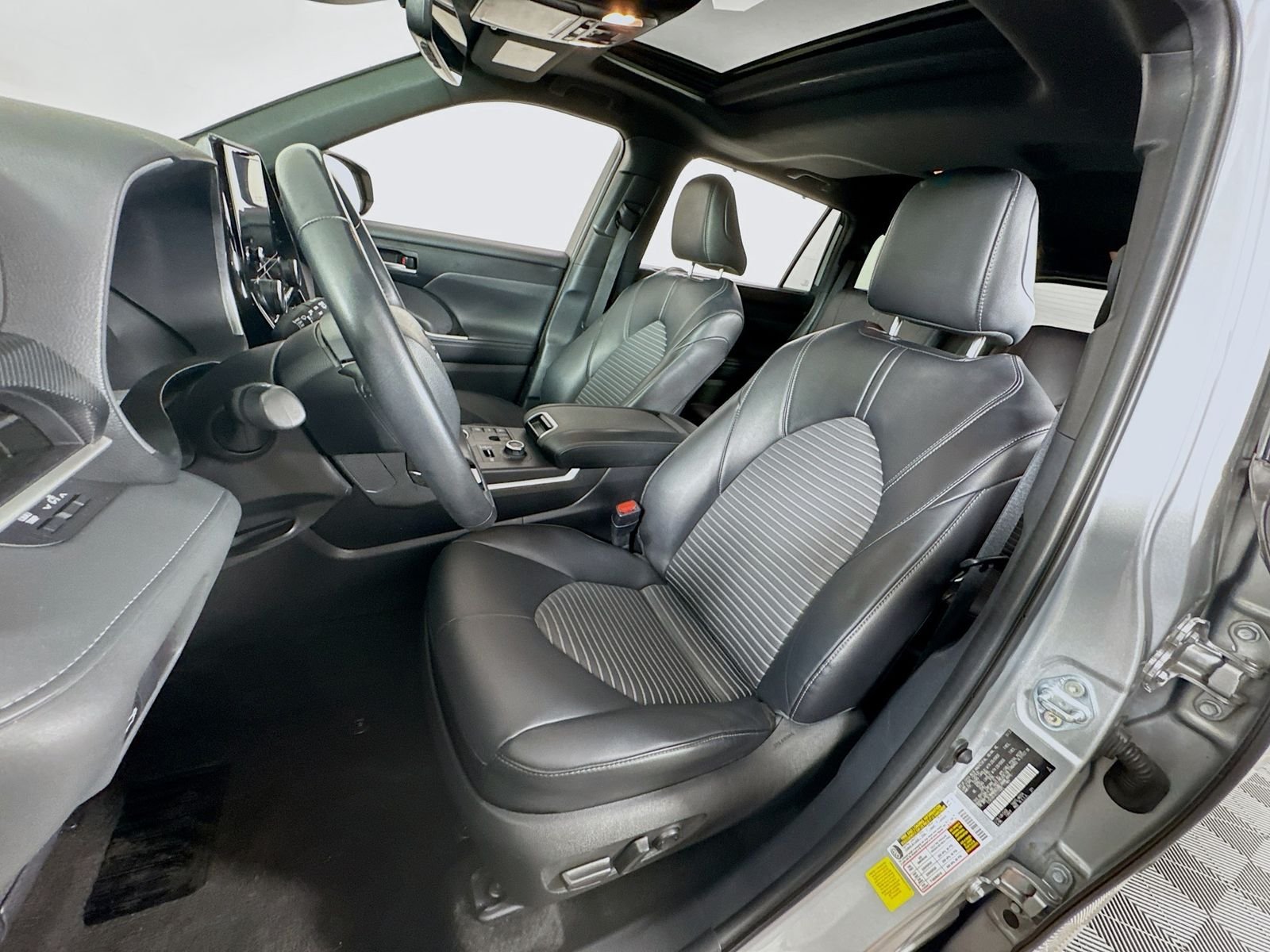 2025 Toyota Highlander XSE - Photo 12
