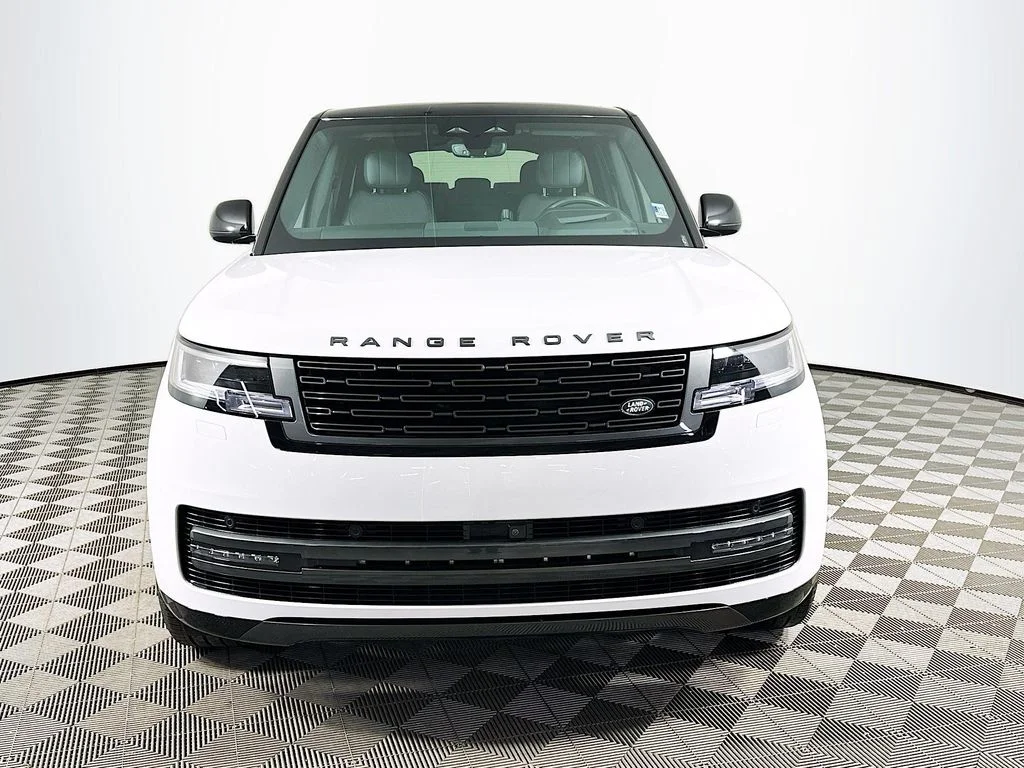 Certified Used 2025 Fuji White Land Rover SE image 2