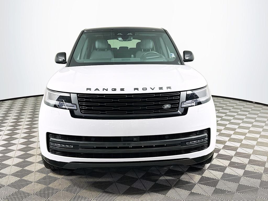 Used 2025 Fuji White Land Rover SE image 2