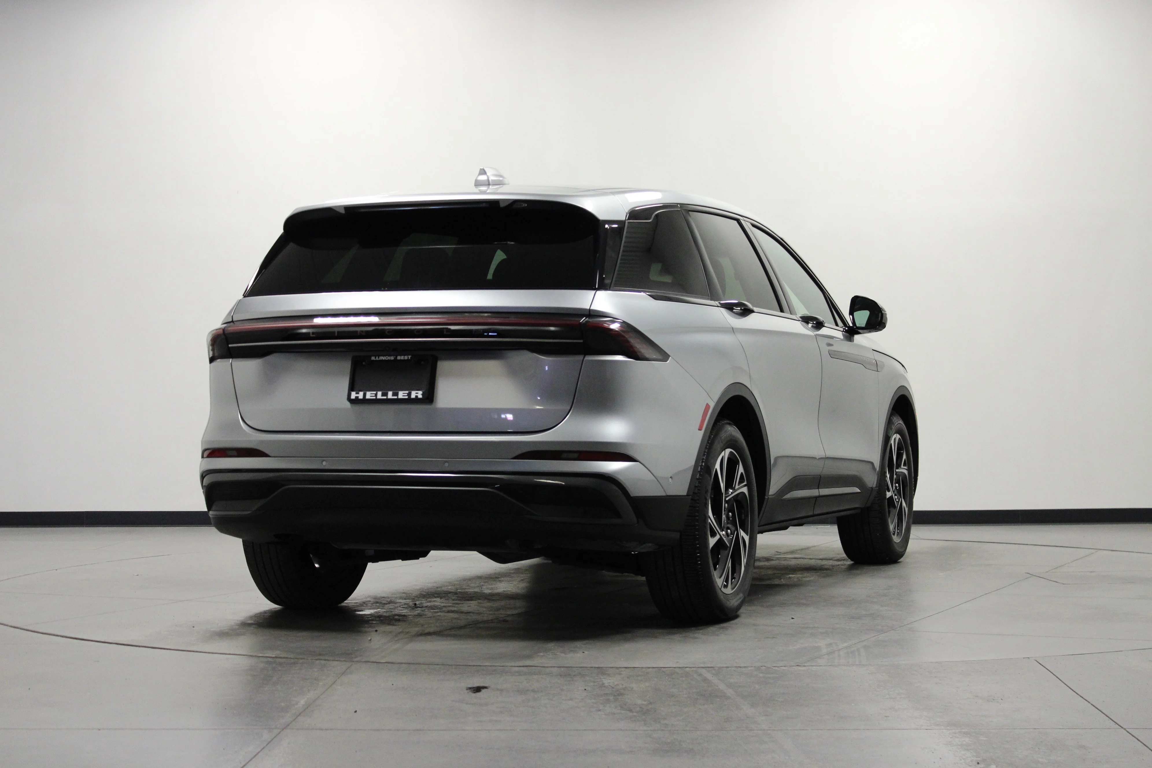 Used 2024 Radiance Metallic Lincoln Premiere image 4