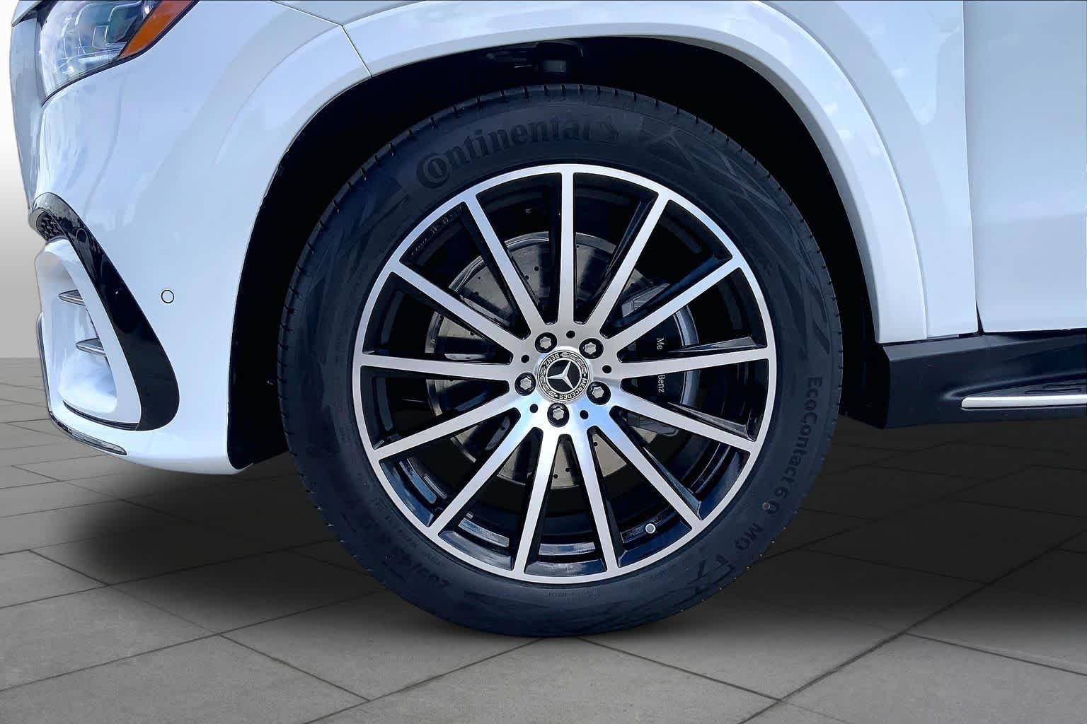 New 2026 MANUFAKTUR Moonlight White Metallic Mercedes-Benz GLS 580 image 11