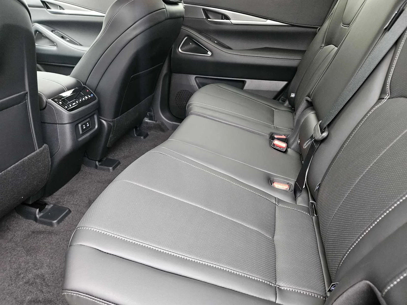New 2026 MINERAL BLACK INFINITI Luxe FWD image 21