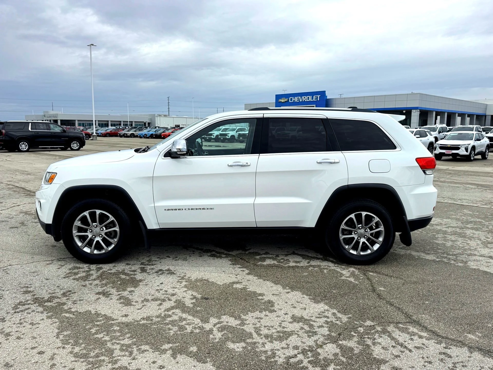 Used 2016 Bright White Clearcoat Jeep Limited image 10