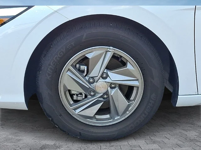 New 2025 White Hyundai SE image 5