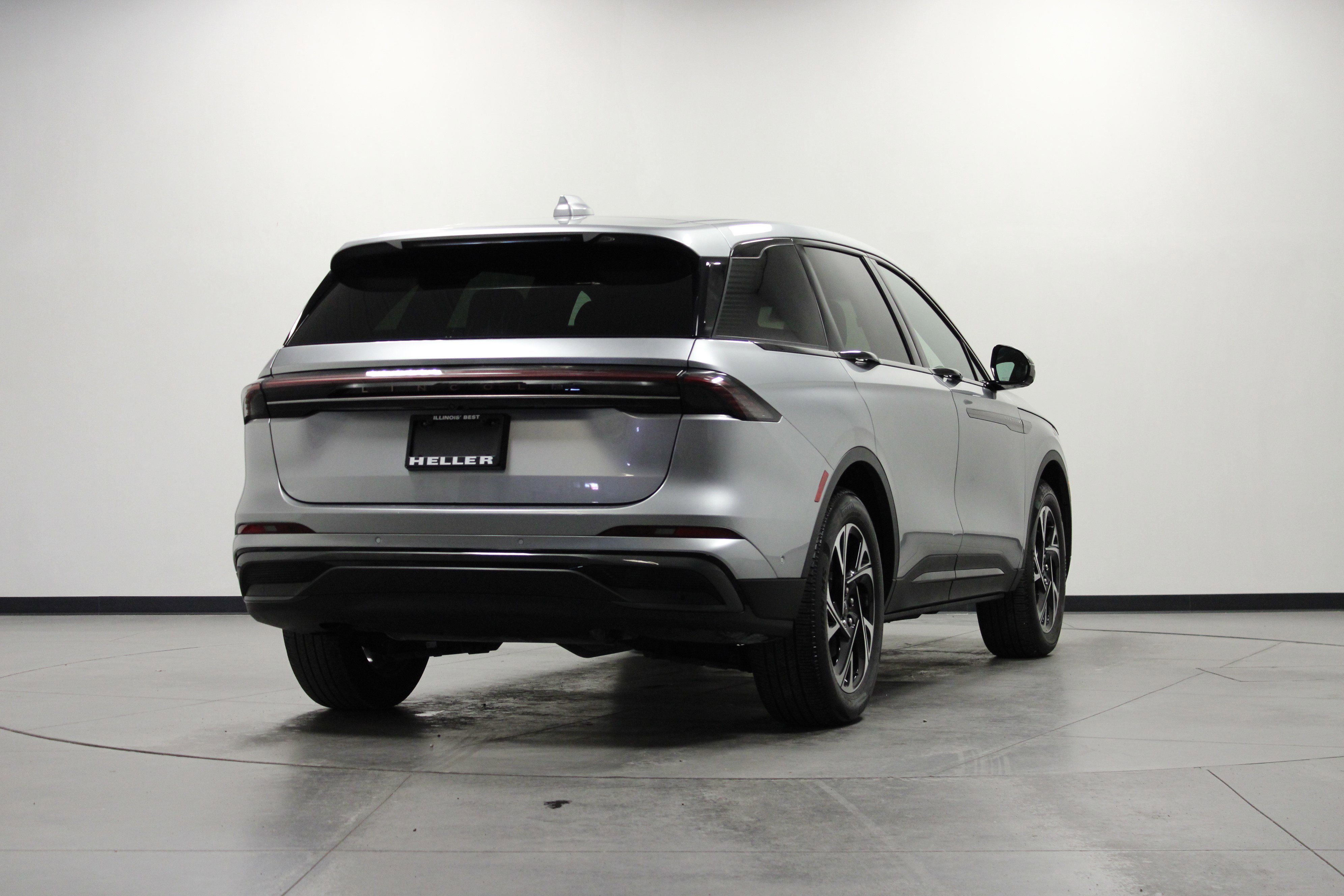 Used 2024 Radiance Metallic Lincoln Premiere image 4