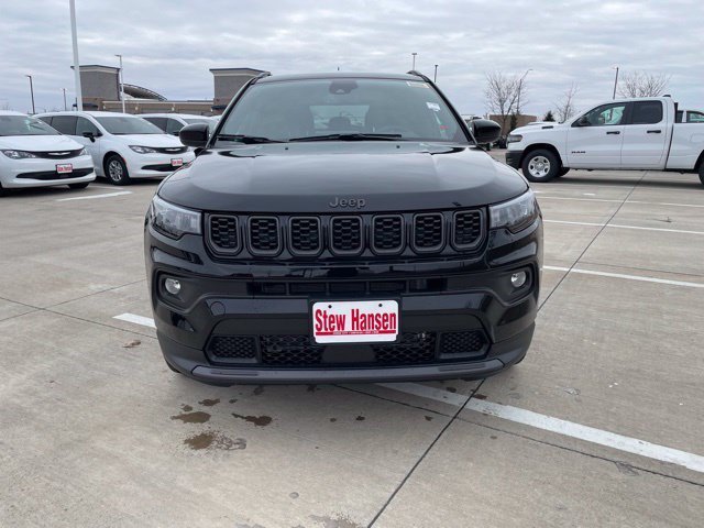 New 2026 Diamond Black Crystal Pearlcoat Jeep Latitude Altitude image 8