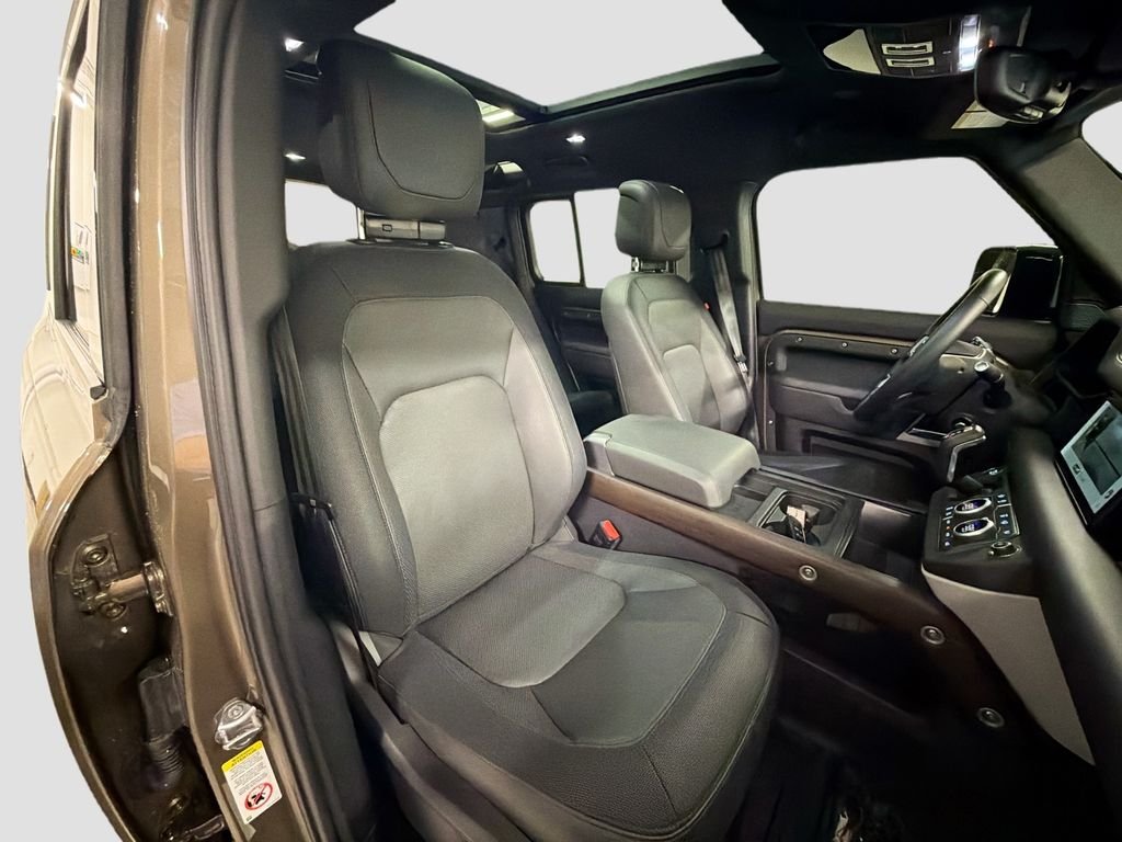 Used 2024  Land Rover X-Dynamic SE image 30
