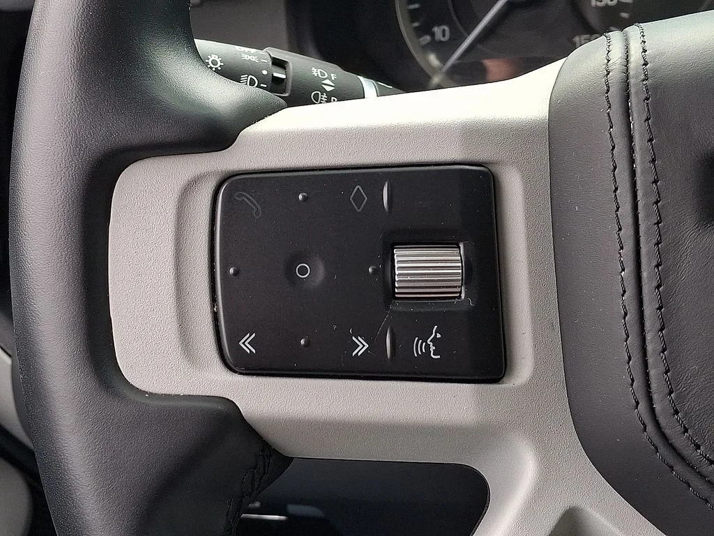 Certified Used 2023  Land Rover X-Dynamic SE image 16