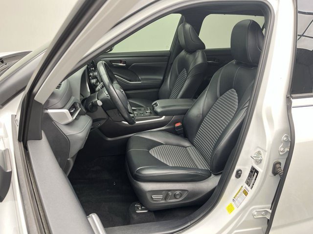 Used 2022 Wind Chill Pearl Toyota XSE image 9