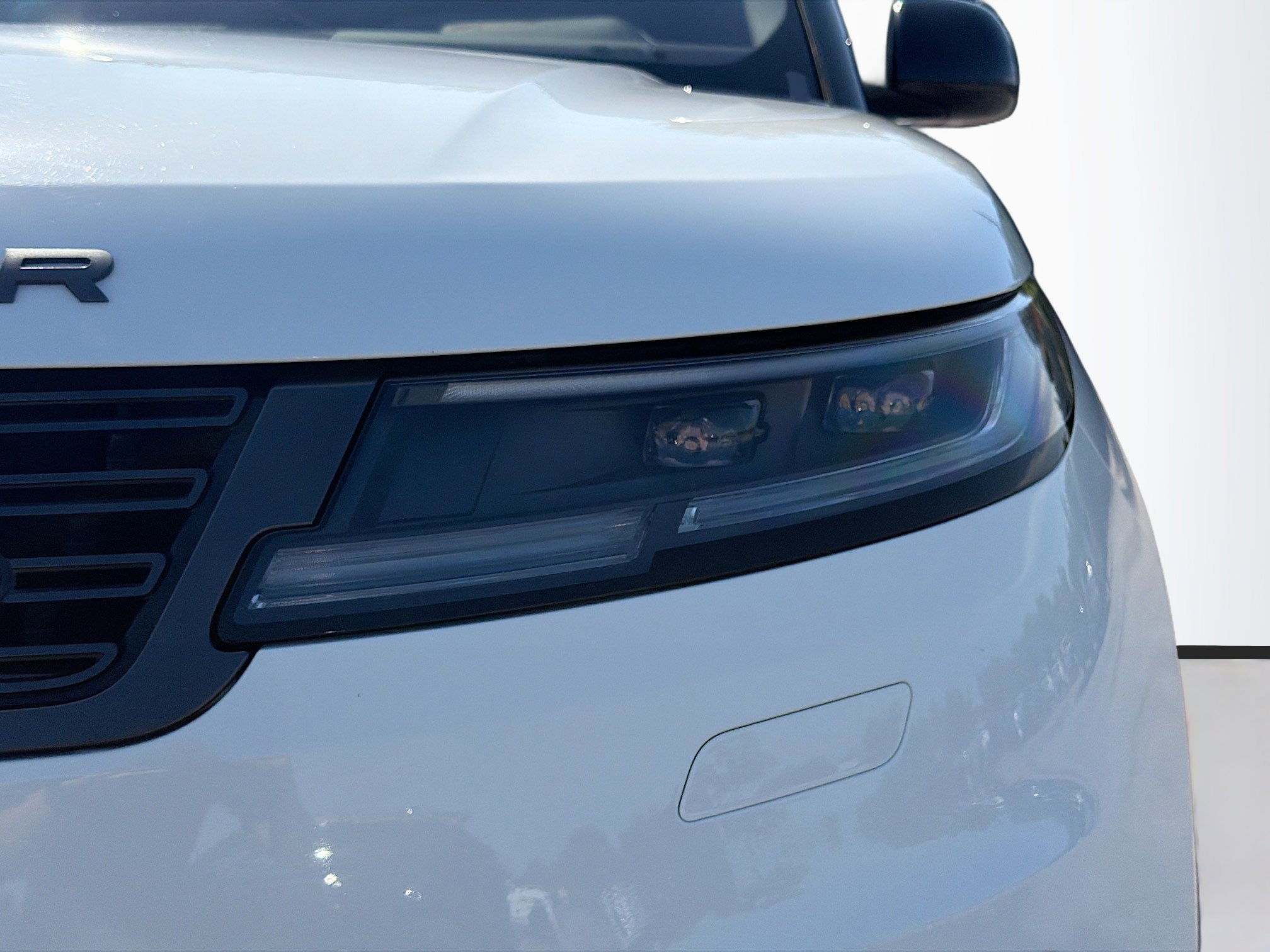 Used 2023 Fuji White Land Rover SE Dynamic image 9