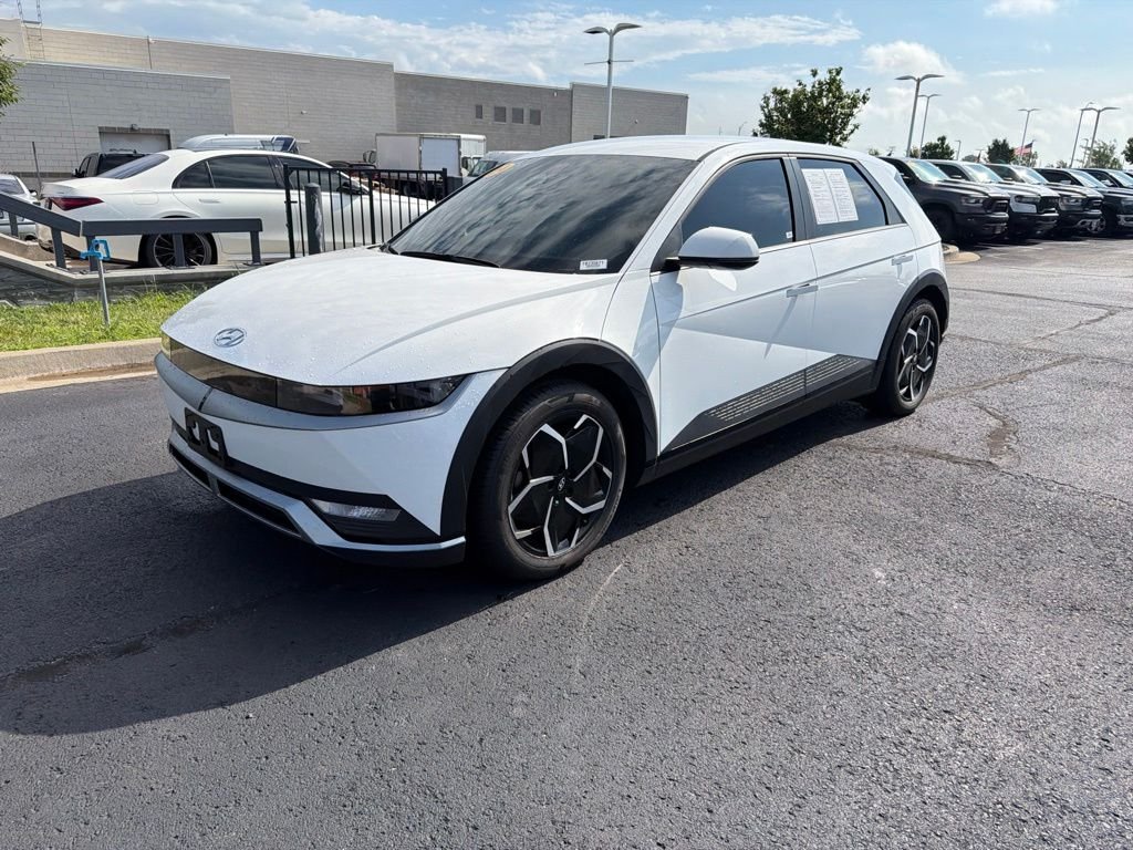 Used 2024 White Hyundai SEL image 3