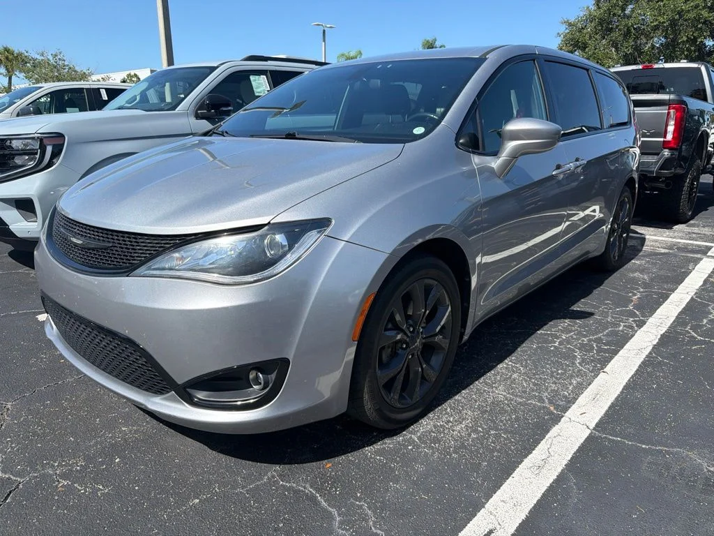 Used 2018 Silver Chrysler Touring Plus image 2