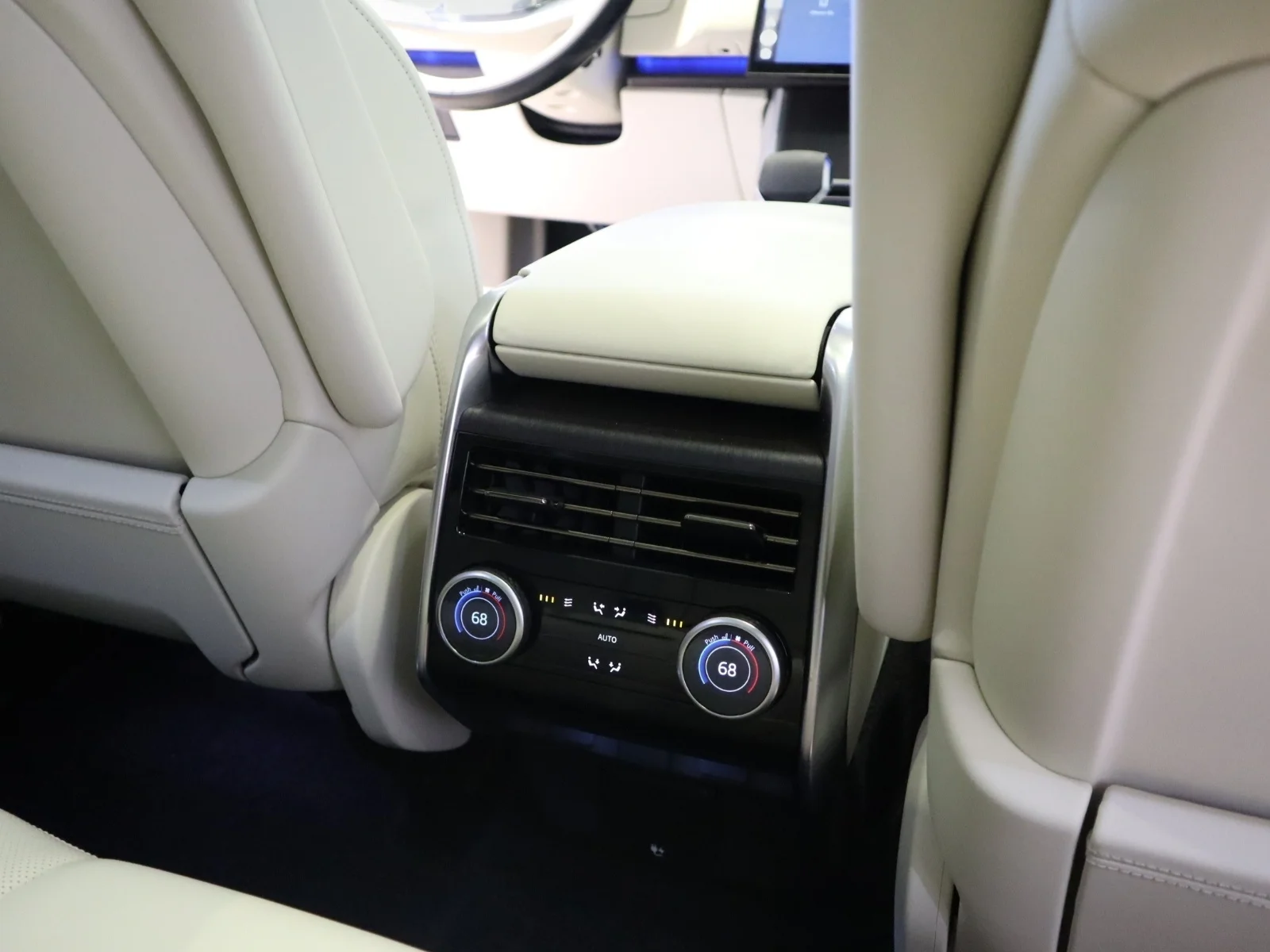 Used 2024 White Land Rover P530 Autobiography LWB 7 Seat image 37