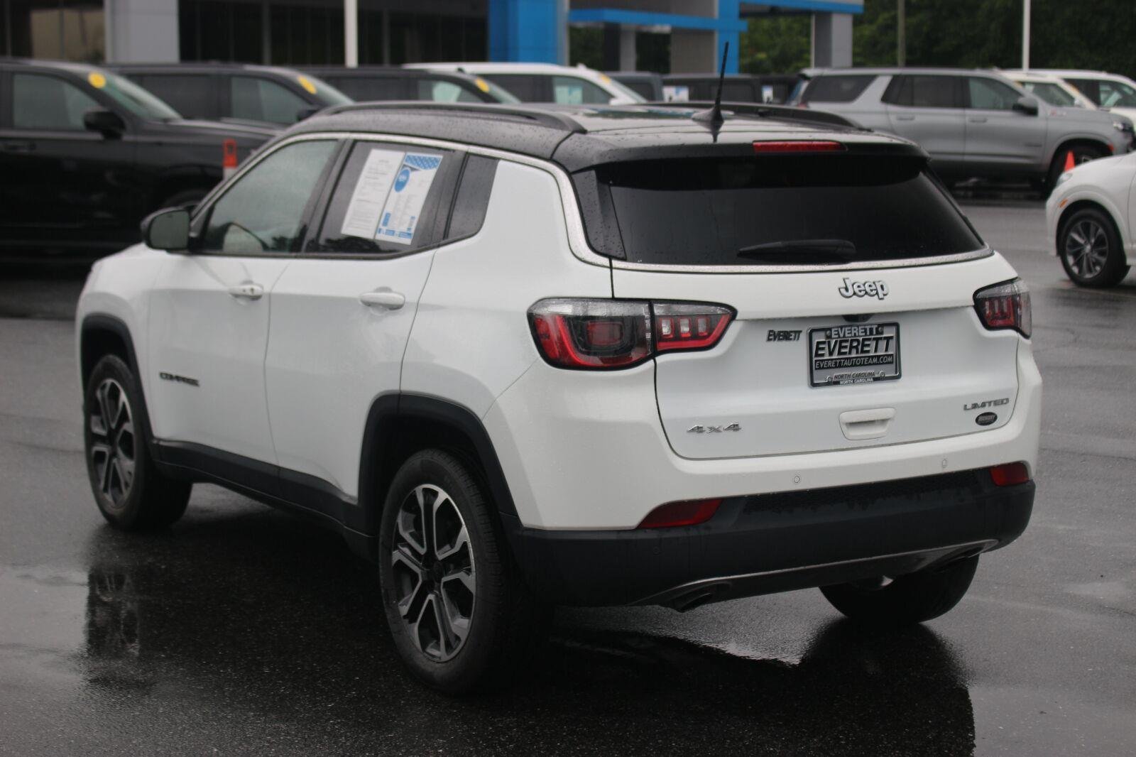 Used 2023  Jeep Limited image 5