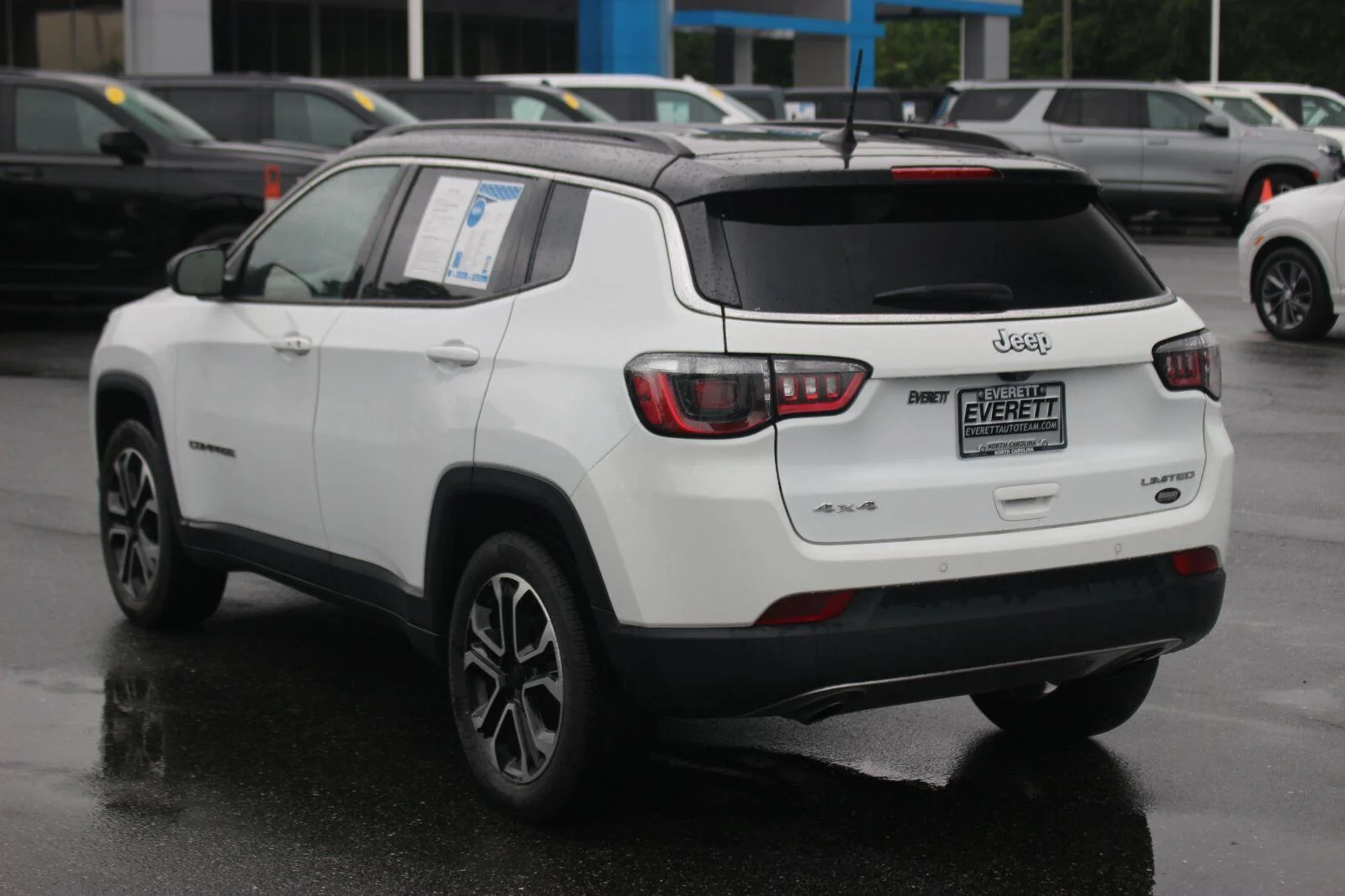 Used 2023  Jeep Limited image 5