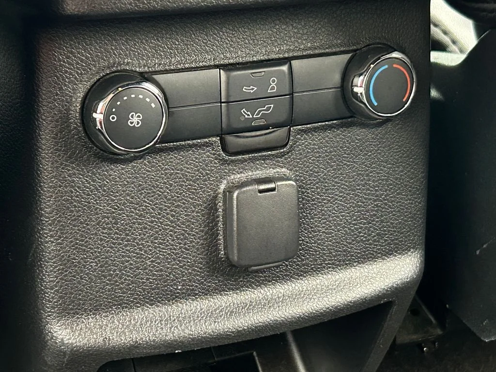Used 2018 White Platinum Clearcoat Metallic Ford XLT image 36