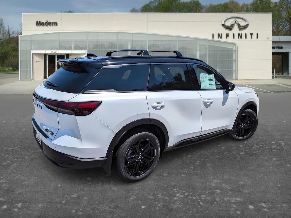 New 2027 2T RAD WHT INFINITI SPORT image 5