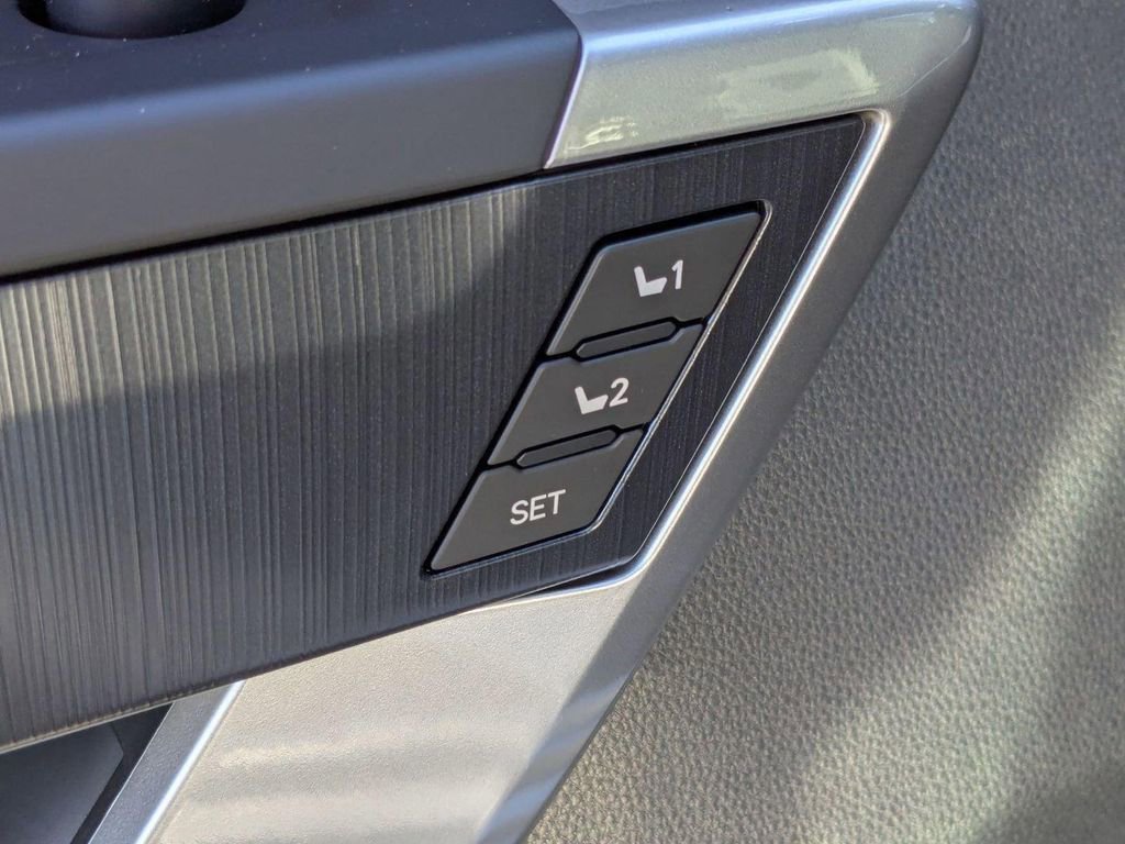 2025 Toyota Tundra Platinum - Photo 12