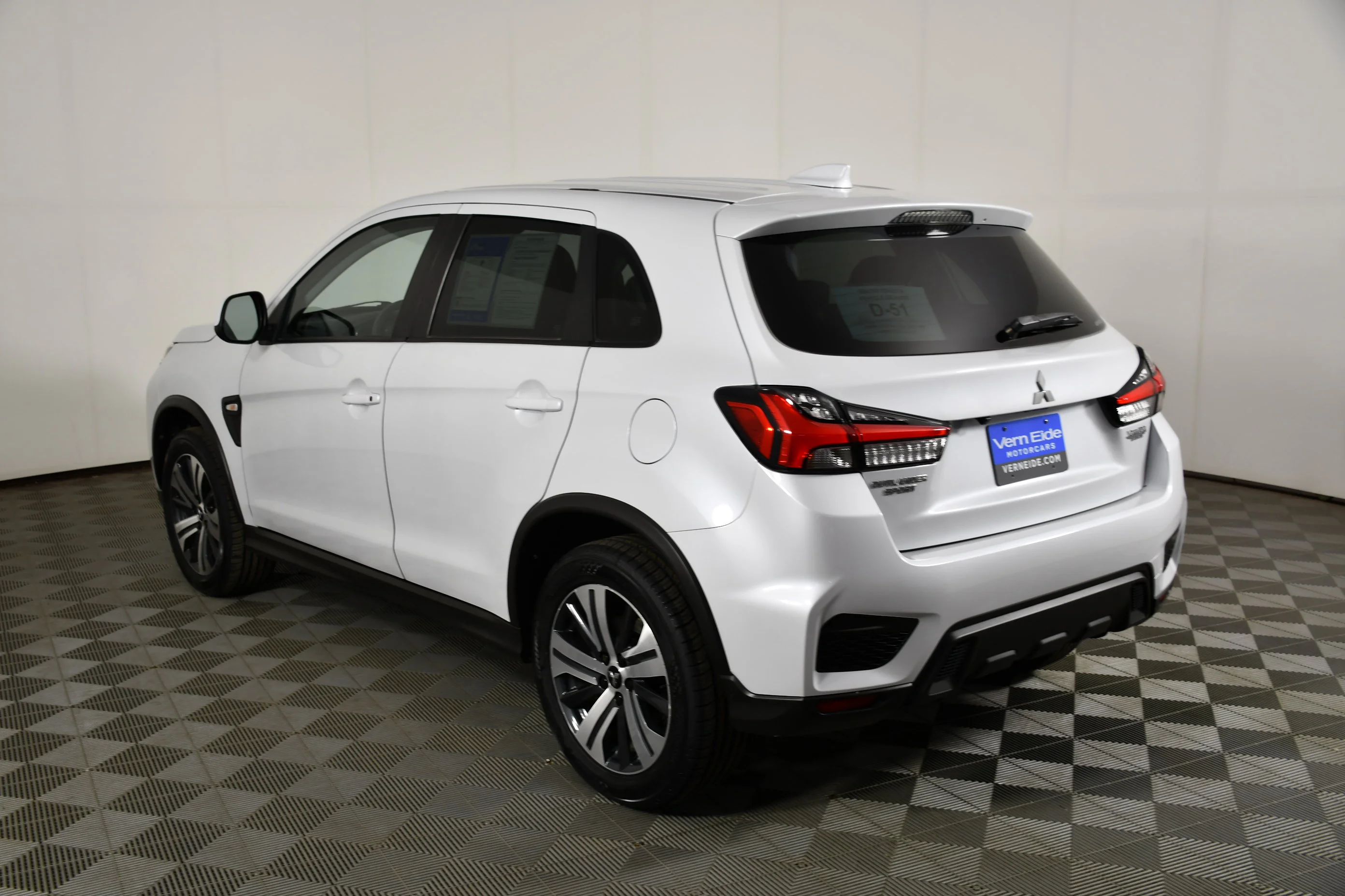 Used 2022 White Diamond Mitsubishi ES image 8