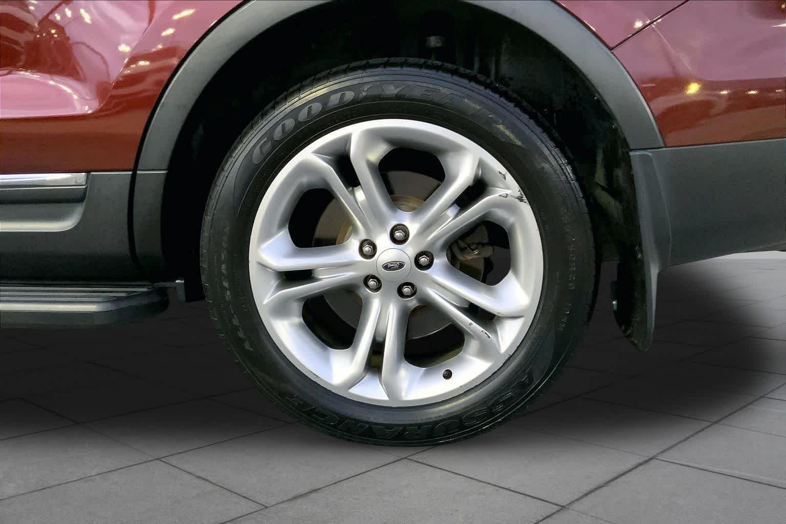 Used 2015 Bronze Fire Metallic Tinted Clearcoat Ford Limited image 10