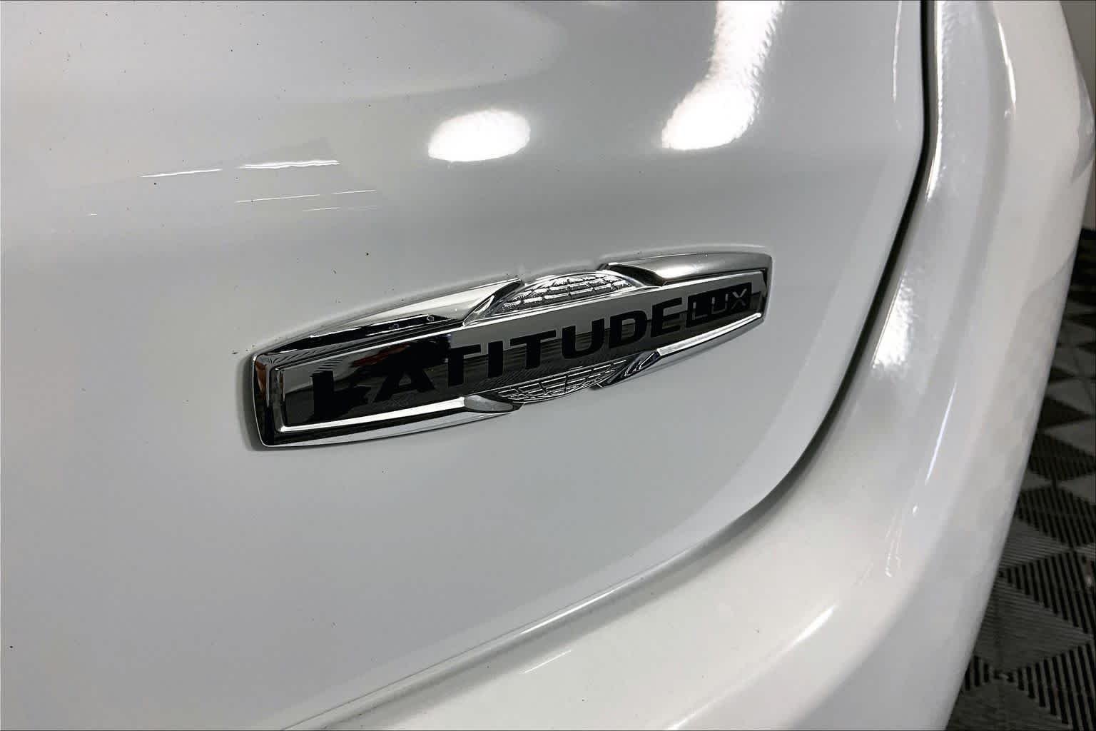 Used 2024 White Jeep Latitude Lux FWD image 10